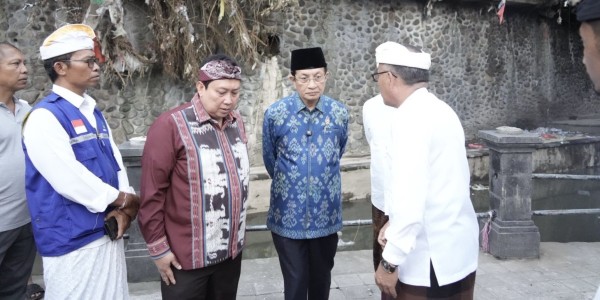 Temui Penyintas Banjir di Bali, Menag Salurkan Bantuan Rp300 Juta