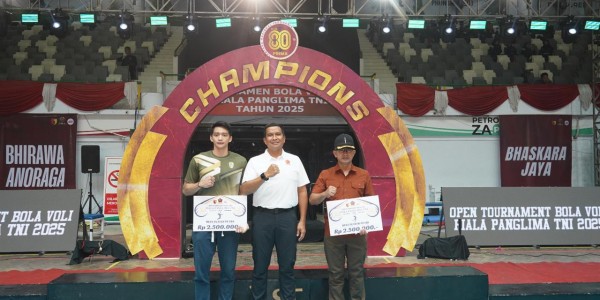 Danrem 084/Bhaskara Jaya Serahkan Piala Pemain Terbaik di Final Bola Voli Piala Panglima TNI 2025