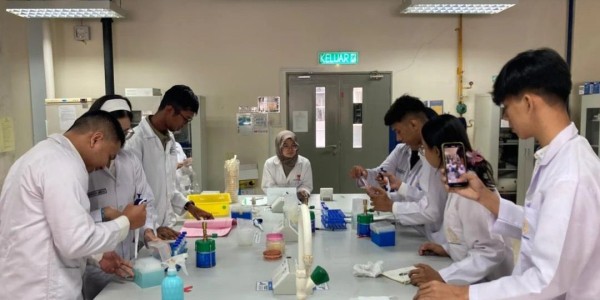 Mahasiswa FPK UNAIR Perkuat Kolaborasi Global Lewat Program Magang Internasional di Malaysia