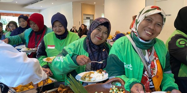 Rayakan Ulang Tahun ke-38, Zest Hotel Jemursari Surabaya Gelar Sarapan Sehat dan Edukasi Safety Riding untuk Ojol Perempuan