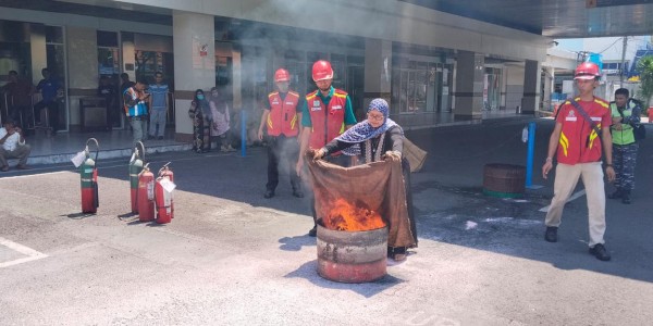 Pelindo Regional 3 Gelar Edukasi Mitigasi Kebakaran: Latihan Gunakan APAR dan Karung Goni