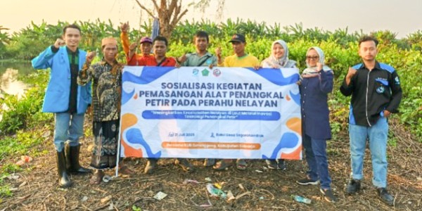 PPNS Pasang Penangkal Petir bagi Nelayan Sidoarjo, Keselamatan di Laut Lebih Terjamin