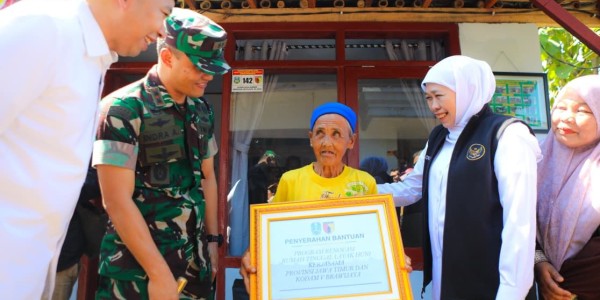 Apresiasi Program Rutilahu di Momen Peringatan HUT ke-80 TNI, Gubernur Khofifah: Bukti Sinergi TNI dan Pemprov Jatim
