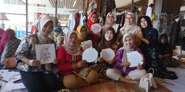 Peringati Hari Batik Nasional, Aston Gresik Ajak Tamu Hotel Membatik Bersama