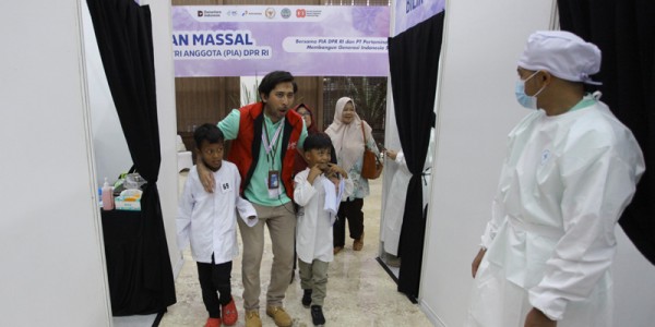 Sunatan Massal HUT Ke-80 DPR