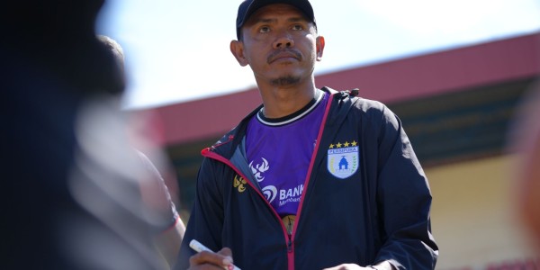Persipura Copot Ricardo Salampessy dari Kursi Pelatih Kepala