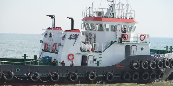Pelabuhan Batang Sukses Layani Bongkar dan Sandar Kapal Komersial Perdana