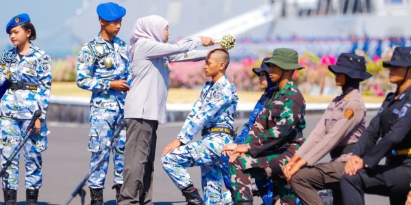 1.346 Taruna SMAN Se-Jatim Resmi Dibaretkan, Gubernur Khofifah: Disiplin dan Integritas Jadi Kunci Pemimpin Masa Depan