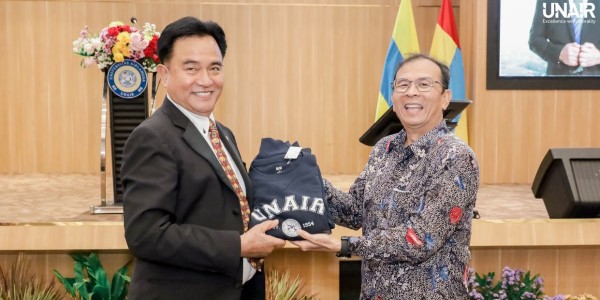 Menko Kumham Imipas Prof. Yusril Ihza Mahendra Beri Kuliah Umum di FH UNAIR soal Pembaruan Hukum Nasional