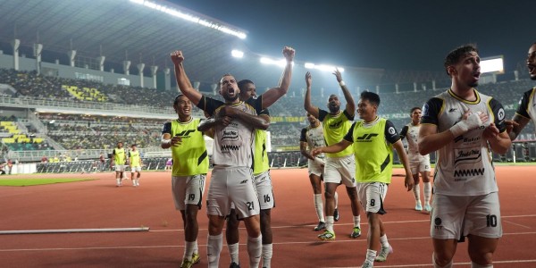 Persija Hajar Persebaya 3-1 di Surabaya dalam Duel Klasik