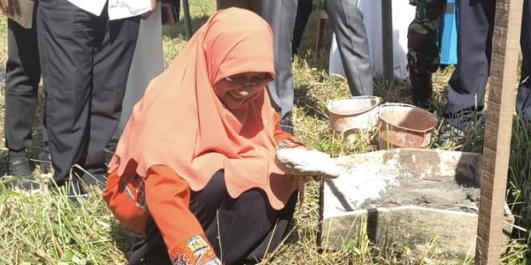 Saadiah Uluputty Letakkan Batu Pertama Pembangunan MCK Program Sanimas di Maluku Tengah