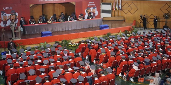 215 Lulusan Universitas Dinamika Siap Hadapi Era Digital Menuju Indonesia Emas 2045