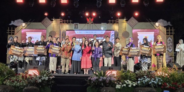 Mahasiswa FEB UNAIR Toreh Prestasi Juara II Duta Literasi Keuangan OJK Kediri Lewat Empat Proyek Edukatif