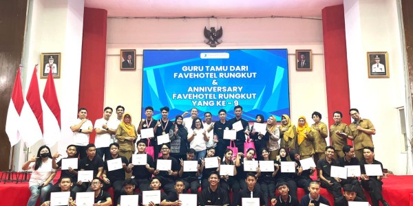 Kenalkan Dunia Perhotelan, Favehotel Rungkut Surabaya Gelar “Goes to School” di SMK Negeri 6 Surabaya