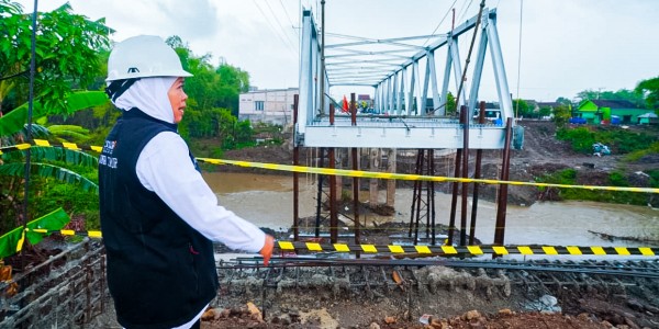 Gubernur Khofifah Pastikan Jembatan Kutorejo Siap Dibuka, Perlancar Warga Bagor dan Rejoso