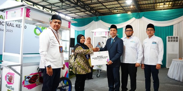 Women Support Women Semarakkan Hari Listrik Nasional ke 80, PLN Berikan Bantuan Gerobak Usaha