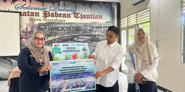 Pelindo Regional 3 Dukung Surabaya Bersih, Serahkan 40 Tempat Sampah ke Pabean Cantian