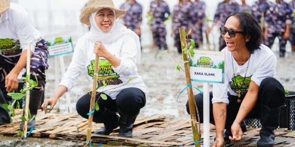 Gubernur Khofifah dan Kaka Slank Tanam Mangrove di Bangkalan, Wujudkan Jatim Lestari