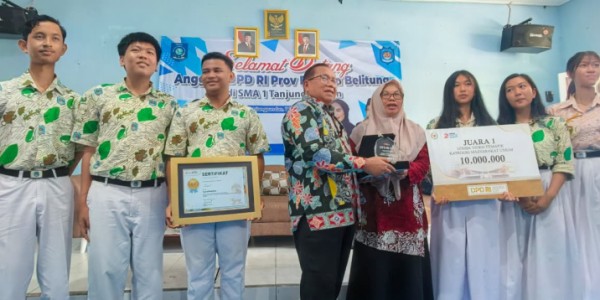 Senator Babel Darmansyah Husein Serahkan Hadiah Juara 1 Lomba Video Tematik DPD RI 2025