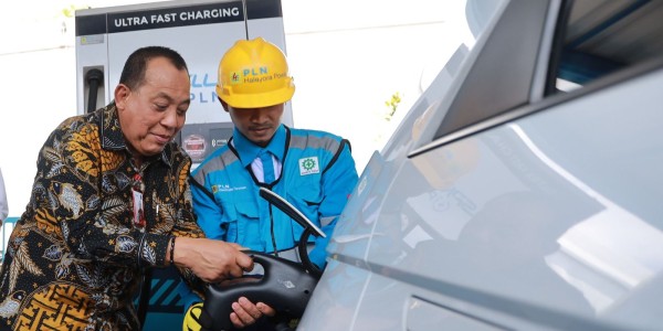 Dukung Transisi Energi, PLN Resmikan SPKLU Center Pertama di Jatim