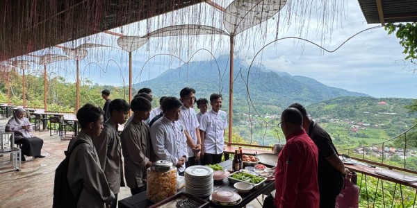 SMK Terpadu Roudlotul Amanah Adakan Outing Class di Panorama Cafe Trawas