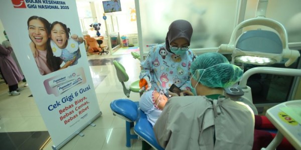 Di Bulan Kesehatan Gigi Nasional 2025, Pepsodent Bersama FKG RSGM UNAIR Bantu Masyarakat Surabaya Atasi Masalah Gusi