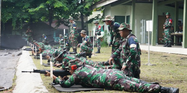 Korem 084/Bhaskara Jaya Gelar Latihan Menembak Senjata Ringan Semester II Tahun 2025