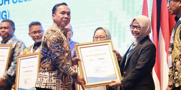 UNAIR Terima Penghargaan BKKBN Atas Komitmen Cegah Stunting