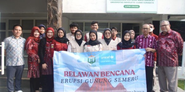 Aksi Kemanusiaan UNUSA, Kirim Relawan Bantu Warga Terdampak Erupsi Semeru
