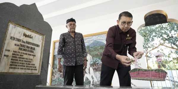 Ziarah ke Makam Imam Bonjol, Fadli: Kita Memiliki Kewajiban untuk Merawat Makam Pahlawan