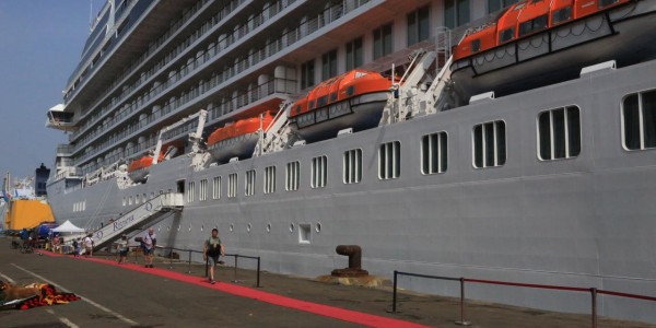 MS Riviera Kembali Sandar di Tanjung Perak, 1.099 Wisatawan Padati Terminal Penumpang Gapura Surya Nusantara