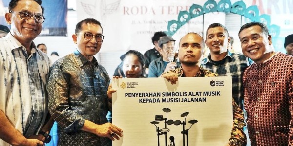 Kementerian Kebudayaan Serahkan Bantuan Alat Musik kepada IMJ Yogyakarta