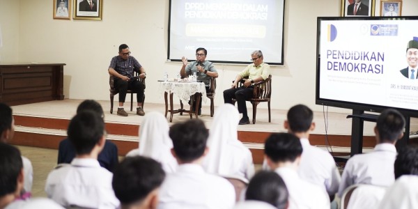 SMAN 2 Bandung Jadi Ruang Belajar Demokrasi, Mamat Rachmat Dorong Pelajar Aktif Berorganisasi