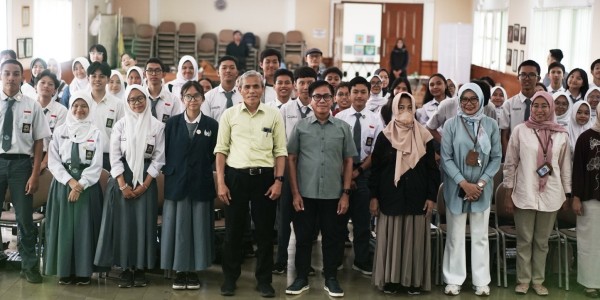 Mamat Rachmat Ajak Pelajar SMAN 2 Bandung Memahami Demokrasi sebagai Nilai Hidup Berbangsa