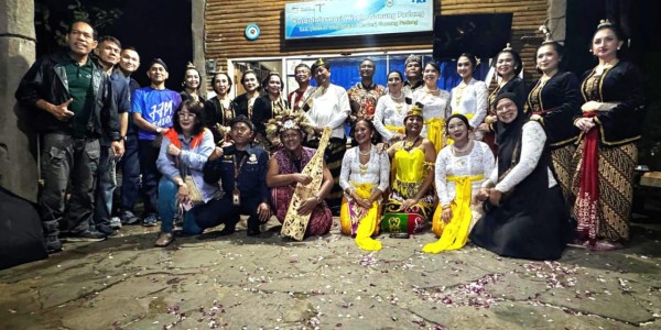 Cuaca Ekstrem? Tak Masalah! Pentas Budaya PWI Jakarta Tetap Hidup di Gunung Padang