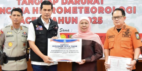 Gubernur Khofifah Serahkan Bantuan Kemanusiaan Senilai Rp 3,895 M untuk Korban Bencana Aceh