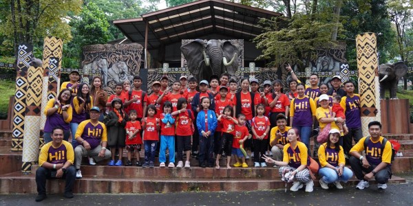 Premier Place Hotel Surabaya Airport Ajak Anak Panti Rayakan Natal Lewat Wisata Edukasi ke Taman Safari