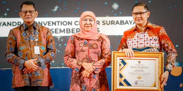 Gubernur Khofifah Serahkan Penghargaan Layanan Publik dan Kinerja 2025
