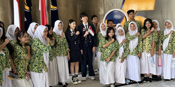 Juara Olimpiade Matematika Mischka–Devon Kunjungi NasDem Tower