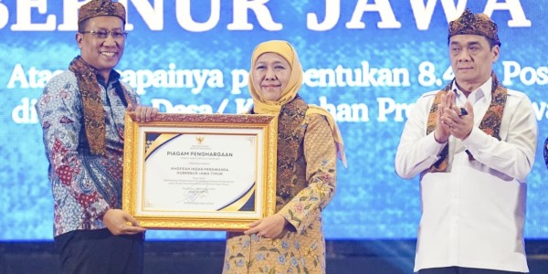 Gubernur Khofifah Terima Penghargaan dari Kemenkum RI atas Terbentuknya 8.494 Posbankum