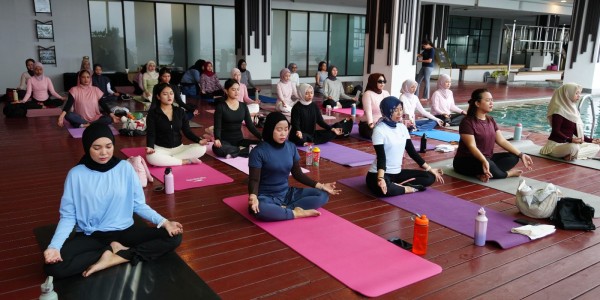 Aston Gresik Ajak Masyarakat Rehat Sejenak Lewat Sunset Poolside Yoga & Sound Healing