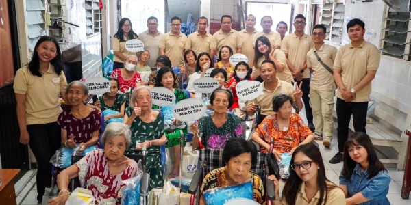 Berbagi Kehangatan Natal, Crown Prince Hotel Surabaya Kunjungi Panti Werdha Usia Anugrah
