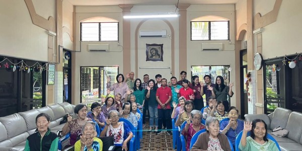 Favehotel Rungkut Surabaya Rajut Kebahagiaan Natal Bersama Lansia di Panti Werdha Usia