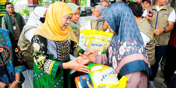 Gelar Pasar Murah ke-300 di Bojonegoro, Gubernur Khofifah Optimis Logistik Warga Terpenuhi