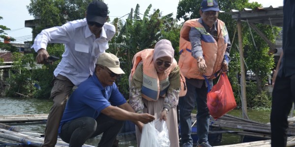 Dorong Ekonomi Warga, Siti Qomariyah Salurkan 50 Ribu Bibit Ikan untuk Kelompok Tani di Bekasi