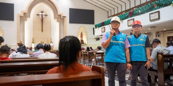 Pastikan Listrik Andal Saat Natal, PLN UID Jawa Timur Dampingi Gubernur Jatim Tinjau Gereja di Surabaya