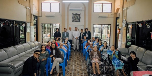 Berbagi Kehangatan Akhir Tahun, Sheraton Surabaya Bantu Panti Werdha Usia