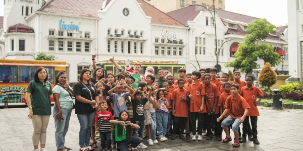 Rayakan Natal, LAMORA Kota Lama Surabaya dan MORAZEN Hadirkan Keceriaan bagi Puluhan Anak Yatim