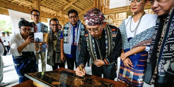 Menbud Resmikan Rumah Ibu Bumi, Bangun Ekosistem Budaya Tenun Sumba