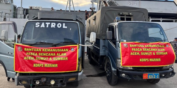 KRI Teluk Banten-516 Debarkasi Bantuan Kemanusiaan untuk Korban Bencana Alam Aceh